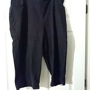 Black capri pants